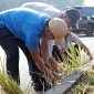 Bupati Bangkalan Lukman Hakim melaksanakan kerja bakti serta penanaman pohon di kawasan Kinibalu, Desa Mlajah, Kecamatan Bangkalan, Jumat (16/10/2026).