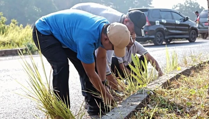 Bupati Bangkalan Lukman Hakim melaksanakan kerja bakti serta penanaman pohon di kawasan Kinibalu, Desa Mlajah, Kecamatan Bangkalan, Jumat (16/10/2026).