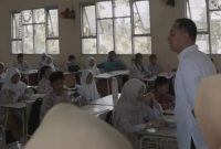 Wali Kota Surabaya Eri Cahyadi saat melakukan inspeksi mendadak di SMP Negeri 47 Surabaya, Jumat (2/10/2026).