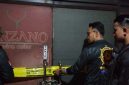 Petugas Satpol PP Kota Surabaya melakukan penindakan dan penyegelan terhadap toko minuman beralkohol yang diduga melanggar ketentuan perizinan.