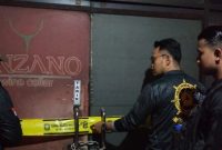 Petugas Satpol PP Kota Surabaya melakukan penindakan dan penyegelan terhadap toko minuman beralkohol yang diduga melanggar ketentuan perizinan.