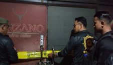 Petugas Satpol PP Kota Surabaya melakukan penindakan dan penyegelan terhadap toko minuman beralkohol yang diduga melanggar ketentuan perizinan.