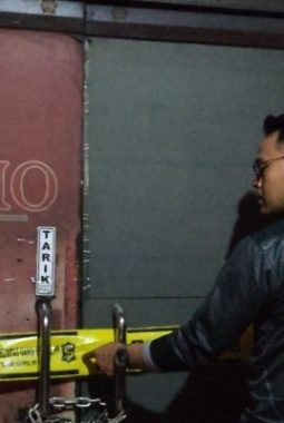Satpol PP Surabaya Segel Tiga Toko Miras, Puluhan Botol Diamankan