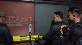 Petugas Satpol PP Kota Surabaya melakukan penindakan dan penyegelan terhadap toko minuman beralkohol yang diduga melanggar ketentuan perizinan.