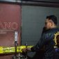 Petugas Satpol PP Kota Surabaya melakukan penindakan dan penyegelan terhadap toko minuman beralkohol yang diduga melanggar ketentuan perizinan.