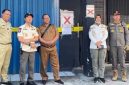 Satpol PP Kota Surabaya melakukan penyegelan terhadap toko penjual minuman beralkohol di Kecamatan Wonokromo. Sebanyak 10 botol mihol diamankan sebagai barang bukti.