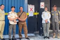 Satpol PP Kota Surabaya melakukan penyegelan terhadap toko penjual minuman beralkohol di Kecamatan Wonokromo. Sebanyak 10 botol mihol diamankan sebagai barang bukti.