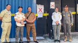 Satpol PP Kota Surabaya melakukan penyegelan terhadap toko penjual minuman beralkohol di Kecamatan Wonokromo. Sebanyak 10 botol mihol diamankan sebagai barang bukti.