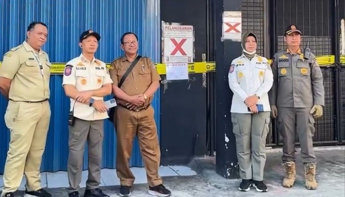 Satpol PP Kota Surabaya melakukan penyegelan terhadap toko penjual minuman beralkohol di Kecamatan Wonokromo. Sebanyak 10 botol mihol diamankan sebagai barang bukti.