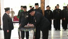 Pelantikan dan pengambilan sumpah/janji 129 kepala sekolah di Pendopo Agung Keraton Sumenep, Minggu (11/10/2026).