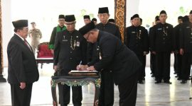 Pelantikan dan pengambilan sumpah/janji 129 kepala sekolah di Pendopo Agung Keraton Sumenep, Minggu (11/10/2026).
