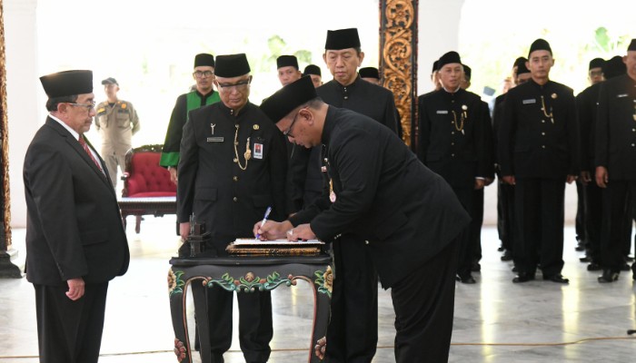 Pelantikan dan pengambilan sumpah/janji 129 kepala sekolah di Pendopo Agung Keraton Sumenep, Minggu (11/10/2026).