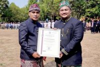 Bupati Bangkalan Lukman Hakim menyerahkan sertifikat penghargaan kepada Hizbur Rahman, perwakilan PT TASPEN (Persero) Kantor Cabang Pamekasan, sebagai mitra strategis jaminan sosial dan program Personal Accident (PA) 5000 bagi ASN, Jumat (23/10/2026). (Dok. PT TASPEN)