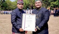 Bupati Bangkalan Lukman Hakim menyerahkan sertifikat penghargaan kepada Hizbur Rahman, perwakilan PT TASPEN (Persero) Kantor Cabang Pamekasan, sebagai mitra strategis jaminan sosial dan program Personal Accident (PA) 5000 bagi ASN, Jumat (23/10/2026). (Dok. PT TASPEN)