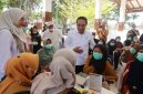 Wakil Menteri Kesehatan RI dr. Benjamin Paulus Octavianus saat melakukan kunjungan kerja ke Banyuwangi untuk meninjau inovasi pelayanan kesehatan, termasuk dashboard real time di Puskesmas Kabat dan program Jempol Raga.