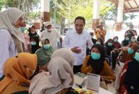Wakil Menteri Kesehatan RI dr. Benjamin Paulus Octavianus saat melakukan kunjungan kerja ke Banyuwangi untuk meninjau inovasi pelayanan kesehatan, termasuk dashboard real time di Puskesmas Kabat dan program Jempol Raga.