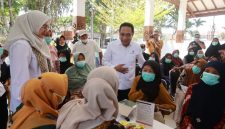 Wakil Menteri Kesehatan RI dr. Benjamin Paulus Octavianus saat melakukan kunjungan kerja ke Banyuwangi untuk meninjau inovasi pelayanan kesehatan, termasuk dashboard real time di Puskesmas Kabat dan program Jempol Raga.
