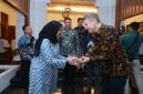 Duta Besar Australia untuk Indonesia, Rod Brazier, saat bertemu Bupati Ipuk. 