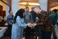 Duta Besar Australia untuk Indonesia, Rod Brazier, saat bertemu Bupati Ipuk. 