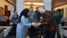 Duta Besar Australia untuk Indonesia, Rod Brazier, saat bertemu Bupati Ipuk. 
