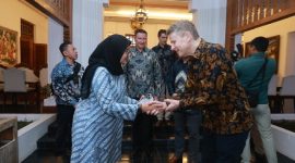 Duta Besar Australia untuk Indonesia, Rod Brazier, saat bertemu Bupati Ipuk. 