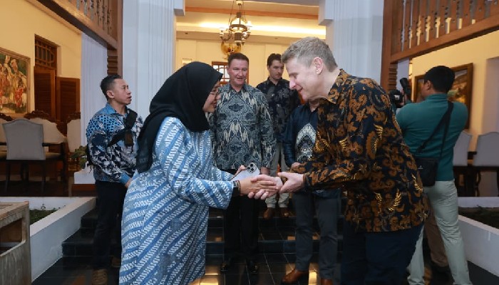 Duta Besar Australia untuk Indonesia, Rod Brazier, saat bertemu Bupati Ipuk. 