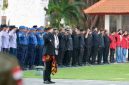 Wakil Bupati Banyuwangi Mujiono memimpin upacara peringatan Hari Jadi ke-81 Provinsi Jawa Timur di halaman Kantor Bupati Banyuwangi, Senin (12/10/2026).