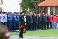 Wakil Bupati Banyuwangi Mujiono memimpin upacara peringatan Hari Jadi ke-81 Provinsi Jawa Timur di halaman Kantor Bupati Banyuwangi, Senin (12/10/2026).