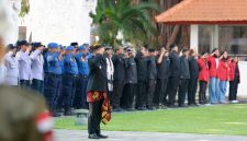 Wakil Bupati Banyuwangi Mujiono memimpin upacara peringatan Hari Jadi ke-81 Provinsi Jawa Timur di halaman Kantor Bupati Banyuwangi, Senin (12/10/2026).