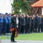 Wakil Bupati Banyuwangi Mujiono memimpin upacara peringatan Hari Jadi ke-81 Provinsi Jawa Timur di halaman Kantor Bupati Banyuwangi, Senin (12/10/2026).