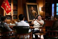 Presiden Prabowo Subianto saat memanggil Kepala Bakom Syahganda Nainggolan dan Wakil Kepala Bakom Fadli Tri Hartono di kediamannya, Minggu (4/10/2026). Foto: BPMI Setpres/Rusman.