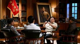 Presiden Prabowo Subianto saat memanggil Kepala Bakom Syahganda Nainggolan dan Wakil Kepala Bakom Fadli Tri Hartono di kediamannya, Minggu (4/10/2026). Foto: BPMI Setpres/Rusman.