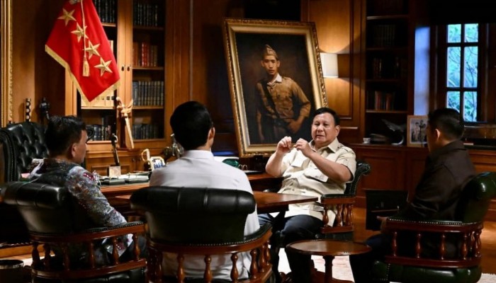 Presiden Prabowo Subianto saat memanggil Kepala Bakom Syahganda Nainggolan dan Wakil Kepala Bakom Fadli Tri Hartono di kediamannya, Minggu (4/10/2026). Foto: BPMI Setpres/Rusman.