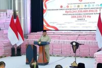 Presiden RI Prabowo Subianto menyampaikan sambutan di Kompleks Kejaksaan Agung RI, Jakarta, Selasa (6/10/2026), saat mengapresiasi kinerja Satgas PKH yang menyelamatkan lebih dari 6,2 juta hektare kawasan hutan.