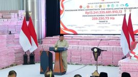 Presiden RI Prabowo Subianto menyampaikan sambutan di Kompleks Kejaksaan Agung RI, Jakarta, Selasa (6/10/2026), saat mengapresiasi kinerja Satgas PKH yang menyelamatkan lebih dari 6,2 juta hektare kawasan hutan.
