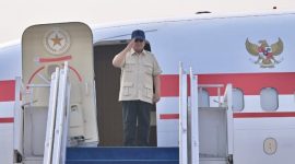 Presiden RI Prabowo Subianto bertolak menuju Kabupaten Halmahera Tengah, Maluku Utara, Kamis (8/10/2026), untuk meluncurkan program hilirisasi industri senilai sekitar Rp180 triliun di kawasan IWIP. (Foto: BPMI Setpres/Rusman)