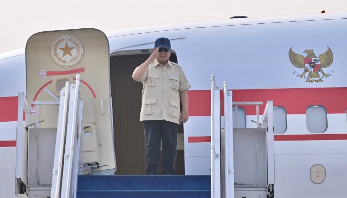 Presiden RI Prabowo Subianto bertolak menuju Kabupaten Halmahera Tengah, Maluku Utara, Kamis (8/10/2026), untuk meluncurkan program hilirisasi industri senilai sekitar Rp180 triliun di kawasan IWIP. (Foto: BPMI Setpres/Rusman)