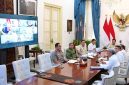 Presiden Prabowo Subianto memimpin rapat terbatas membahas penanganan kebakaran hutan dan lahan secara hybrid dari Istana Merdeka, Jakarta, Senin (12/10/2026). Foto: BPMI Setpres/Muchlis Jr.