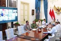 Presiden Prabowo Subianto memimpin rapat terbatas membahas penanganan kebakaran hutan dan lahan secara hybrid dari Istana Merdeka, Jakarta, Senin (12/10/2026). Foto: BPMI Setpres/Muchlis Jr.