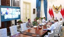 Presiden Prabowo Subianto memimpin rapat terbatas membahas penanganan kebakaran hutan dan lahan secara hybrid dari Istana Merdeka, Jakarta, Senin (12/10/2026). Foto: BPMI Setpres/Muchlis Jr.