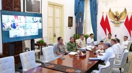 Presiden Prabowo Subianto memimpin rapat terbatas membahas penanganan kebakaran hutan dan lahan secara hybrid dari Istana Merdeka, Jakarta, Senin (12/10/2026). Foto: BPMI Setpres/Muchlis Jr.