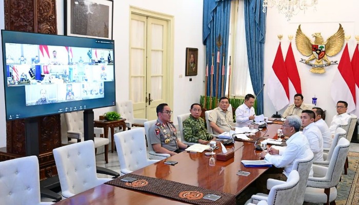 Presiden Prabowo Subianto memimpin rapat terbatas membahas penanganan kebakaran hutan dan lahan secara hybrid dari Istana Merdeka, Jakarta, Senin (12/10/2026). Foto: BPMI Setpres/Muchlis Jr.