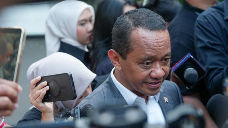 Menteri Koordinator Bidang Hilirisasi dan Transisi Energi Bahlil Lahadalia memberikan keterangan kepada awak media usai bertemu Presiden Prabowo Subianto di Istana Merdeka, Jakarta, Rabu (14/10/2026). (Foto: BPMI Setpres)