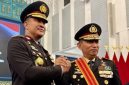 Kapolri Jenderal Pol. Suyudi Ario Seto bersama Jenderal Pol. Listyo Sigit Prabowo seusai pelantikan Kapolri di Istana Negara, Jakarta.