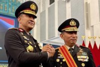 Kapolri Jenderal Pol. Suyudi Ario Seto bersama Jenderal Pol. Listyo Sigit Prabowo seusai pelantikan Kapolri di Istana Negara, Jakarta.