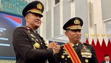 Kapolri Jenderal Pol. Suyudi Ario Seto bersama Jenderal Pol. Listyo Sigit Prabowo seusai pelantikan Kapolri di Istana Negara, Jakarta.
