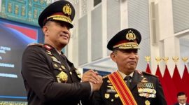 Kapolri Jenderal Pol. Suyudi Ario Seto bersama Jenderal Pol. Listyo Sigit Prabowo seusai pelantikan Kapolri di Istana Negara, Jakarta.