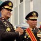 Kapolri Jenderal Pol. Suyudi Ario Seto bersama Jenderal Pol. Listyo Sigit Prabowo seusai pelantikan Kapolri di Istana Negara, Jakarta.