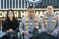 Kadiv Humas Polri Irjen Pol. Johnny Eddizon Isir saat memberikan penjelasan mengenai sejumlah pejabat Polri mendapat penugasan baru dalam mutasi 88 Pati dan Pamen yang mencakup jabatan strategis Mabes Polri serta 19 Kapolda.