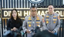 Kadiv Humas Polri Irjen Pol. Johnny Eddizon Isir saat memberikan penjelasan mengenai sejumlah pejabat Polri mendapat penugasan baru dalam mutasi 88 Pati dan Pamen yang mencakup jabatan strategis Mabes Polri serta 19 Kapolda.